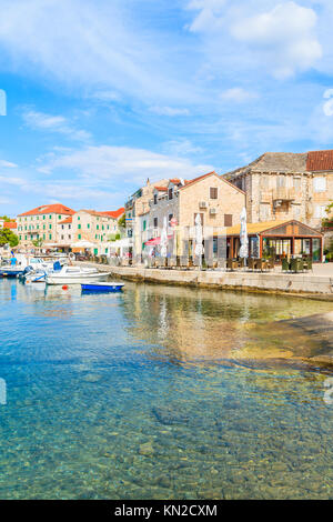 POSTIRA, Insel Brac - Sep 7, 2017: Restaurant von Gebäuden und Häusern in Postira, Insel Brac, Kroatien. Stockfoto