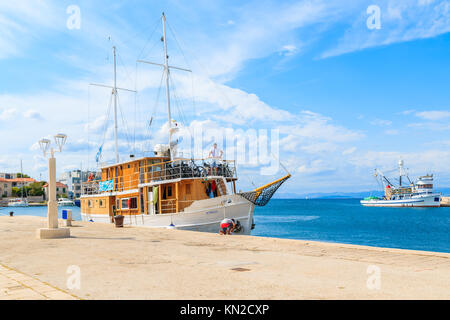 POSTIRA, Insel Brac - Sep 7, 2017: Segelboot in Postira Dorf mit schönen Hafen, Insel Brac, Kroatien. Stockfoto