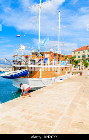 POSTIRA, Insel Brac - Sep 7, 2017: Segelboot in Postira Dorf mit schönen Hafen, Insel Brac, Kroatien. Stockfoto