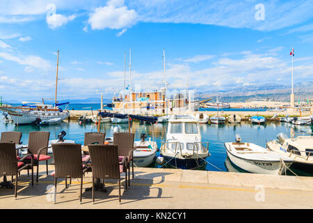 POSTIRA, Insel Brac - Sep 7, 2017: Fischerboote im Dorf mit schönen Hafen von Postira, Insel Brac, Kroatien. Stockfoto