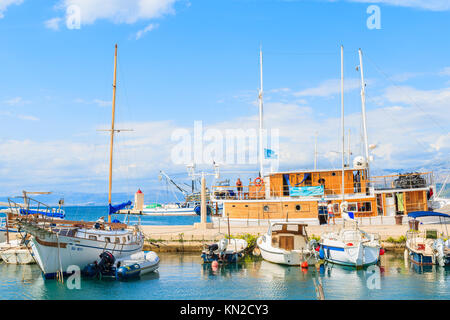 POSTIRA, Insel Brac - Sep 7, 2017: Fischerboote im Dorf mit schönen Hafen von Postira, Insel Brac, Kroatien. Stockfoto