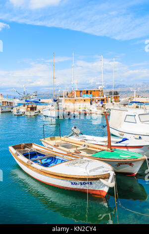 POSTIRA, Insel Brac - Sep 7, 2017: Fischerboote im Dorf mit schönen Hafen von Postira, Insel Brac, Kroatien. Stockfoto