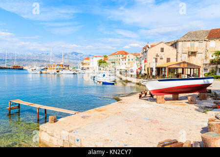 Fischerboot in Postira Dorf mit schönen Hafen, Insel Brac, Kroatien Stockfoto