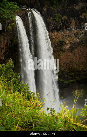 Die 173 Fuß hohen Wailua Wasserfälle in der Nähe von Lihue auf Kaua'i, Hawai'i Stockfoto