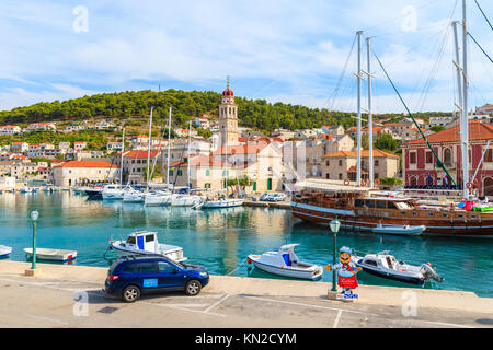 Bol, Insel Brac - Sep 7, 2017: Blick von Pucisca Hafen mit Booten und schöne Kirche auf der Insel Brac, Dalmatien, Kroatien. Stockfoto