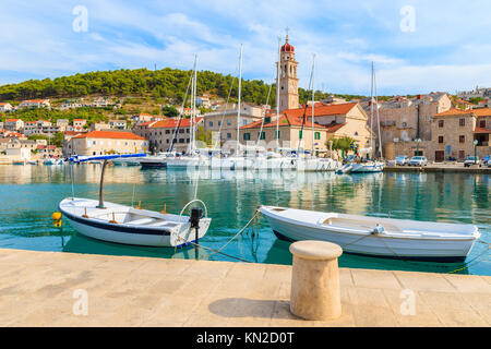 Fischerboote in Pucisca Port mit schönen Kirche auf der Insel Brac, Dalmatien, Kroatien Stockfoto