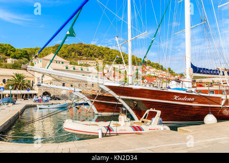 Bol, Insel Brac - Sep 7, 2017: Luxus Holz- yacht Liegeplatz in Pucisca schöner Hafen, Insel Brac, Kroatien. Stockfoto