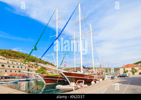 Bol, Insel Brac - Sep 7, 2017: Luxus Holz- yacht Liegeplatz in Pucisca schöner Hafen, Insel Brac, Kroatien. Stockfoto