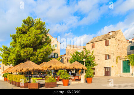 BOL, Insel Brac - Sep 10, 2017: Bol Hafen mit Restaurants und typische Häuser aus Stein auf der Insel Brac, Dalmatien, Kroatien. Stockfoto