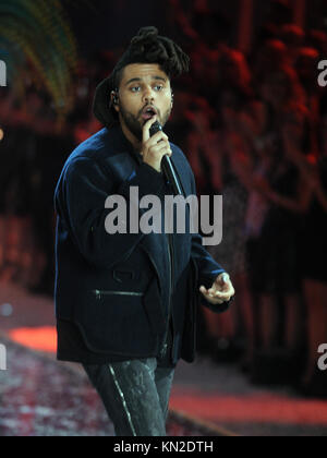 NEW YORK, NEW YORK - November 10: Modell der Weeknd an der Victoria's Secret Fashion Show 2015 an der Lexington Avenue Armory am 10. November 2015 in New York City. Menschen: Die Weeknd Stockfoto