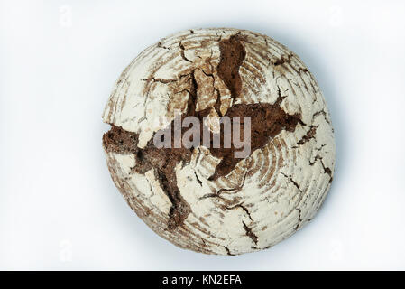 Dunkles Brot oben Blick auf weißem Hintergrund Stockfoto