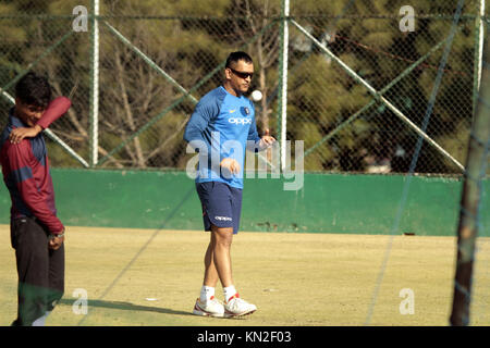 Dharamshala, Indien. 09 Dez, 2017. Mohinder Singh Dhoni Werfen der Kugel während des Bowling Praxis in dharamshala am Samstag. Indien ihre erste ODI Spiel gegen Sri Lanka am Sonntag spielen in Dharamshala. Credit: shailesh Bhatnagar/Pacific Press/Alamy leben Nachrichten Stockfoto