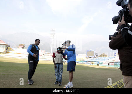 Dharamshala, Indien. 09 Dez, 2017. Indische Kricketmannschaft Kapitän für einen Tag Rohit Sharma unter selfie mit Kricket Ventilator während der Praxis Sitzung in Dharamshala am Samstag. Indien ihre erste ODI Spiel gegen Sri Lanka am Sonntag spielen in Dharamshala. Credit: shailesh Bhatnagar/Pacific Press/Alamy leben Nachrichten Stockfoto