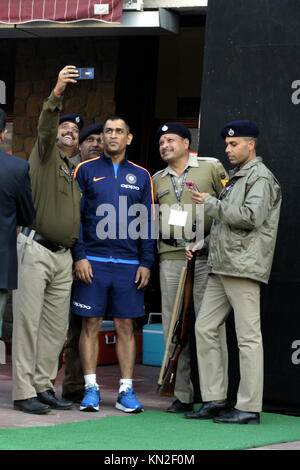 Dharamshala, Indien. 09 Dez, 2017. Polizisten nehmen selfie mit Mohinder Singh Dhoni in Dharamshala Stadion am Samstag. Indien wird gegen Sri Lanka als erste ODI Spiel der Reihe in Dharamshala am Sonntag spielen. Credit: shailesh Bhatnagar/Pacific Press/Alamy leben Nachrichten Stockfoto