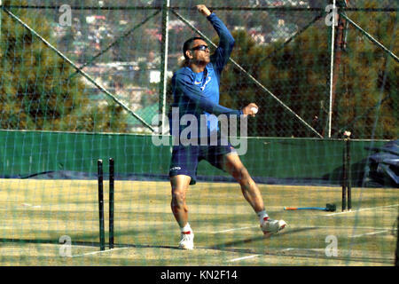 Dharamshala, Indien. 09 Dez, 2017. Mohinder Singh Dhoni während des Bowling Praxis in dharamshala am Samstag. Indien ihre erste ODI Spiel gegen Sri Lanka am Sonntag spielen in Dharamshala. Credit: shailesh Bhatnagar/Pacific Press/Alamy leben Nachrichten Stockfoto