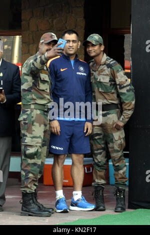 Dharamshala, Indien. 09 Dez, 2017. Polizisten nehmen selfie mit Mohinder Singh Dhoni in Dharamshala Stadion am Samstag. Indien wird gegen Sri Lanka als erste ODI Spiel der Reihe in Dharamshala am Sonntag spielen. Credit: shailesh Bhatnagar/Pacific Press/Alamy leben Nachrichten Stockfoto