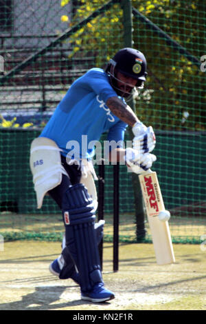 Dharamshala, Indien. 09 Dez, 2017. Shikhar Dhawan spielte die Aufnahme während der BATTING Practice Session in Dharamshala am Samstag. Indien ihre erste ODI Spiel gegen Sri Lanka am Sonntag spielen in Dharamshala. Credit: shailesh Bhatnagar/Pacific Press/Alamy leben Nachrichten Stockfoto