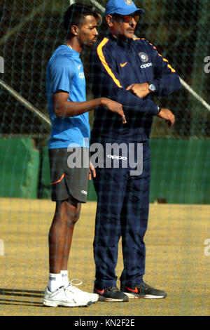 Dharamshala, Indien. 09 Dez, 2017. Indische Kricketmannschaft Trainer Ravi Shastri geben einige Tipps zu Hardik Pandey während des Bowling Praxis in dharamshala am Samstag. Indien ihre erste ODI Spiel gegen Sri Lanka am Sonntag spielen in Dharamshala. Credit: shailesh Bhatnagar/Pacific Press/Alamy leben Nachrichten Stockfoto