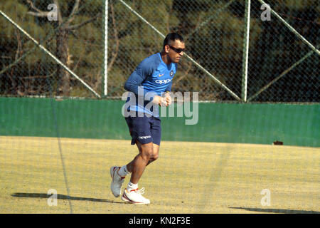 Dharamshala, Indien. 09 Dez, 2017. Mohinder Singh Dhoni während des Bowling Praxis in dharamshala am Samstag. Indien ihre erste ODI Spiel gegen Sri Lanka am Sonntag spielen in Dharamshala. Credit: shailesh Bhatnagar/Pacific Press/Alamy leben Nachrichten Stockfoto