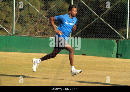 Dharamshala, Indien. 09 Dez, 2017. Hardik Pandey während des Bowling Praxis in dharamshala am Samstag. Indien ihre erste ODI Spiel gegen Sri Lanka am Sonntag spielen in Dharamshala. Credit: shailesh Bhatnagar/Pacific Press/Alamy leben Nachrichten Stockfoto