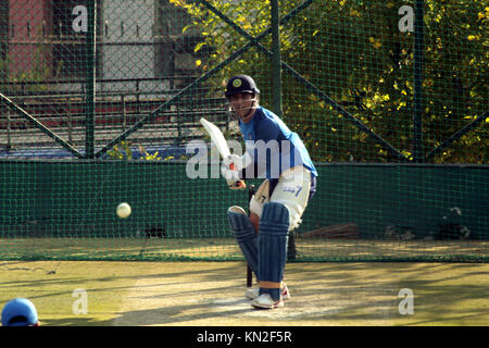 Dharamshala, Indien. 09 Dez, 2017. Mohinder Singh Dhoni warten die Kugel während der BATTING Practice Session in Dharamshala am Samstag. Indien ihre erste ODI Spiel gegen Sri Lanka am Sonntag spielen in Dharamshala. Credit: shailesh Bhatnagar/Pacific Press/Alamy leben Nachrichten Stockfoto