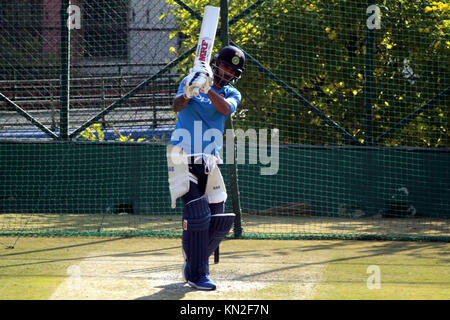 Dharamshala, Indien. 09 Dez, 2017. Shikhar Dhawan spielte die Aufnahme während der BATTING Practice Session in Dharamshala am Samstag. Indien ihre erste ODI Spiel gegen Sri Lanka am Sonntag spielen in Dharamshala. Credit: shailesh Bhatnagar/Pacific Press/Alamy leben Nachrichten Stockfoto