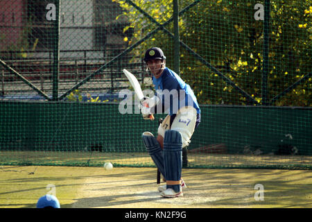 Dharamshala, Indien. 09 Dez, 2017. Mohinder Singh Dhoni warten die Kugel während der BATTING Practice Session in Dharamshala am Samstag. Indien ihre erste ODI Spiel gegen Sri Lanka am Sonntag spielen in Dharamshala. Credit: shailesh Bhatnagar/Pacific Press/Alamy leben Nachrichten Stockfoto