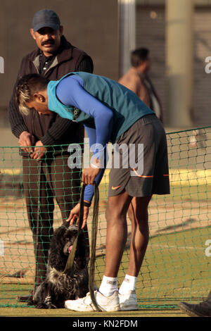 Dharamshala, Indien. 09 Dez, 2017. Hardik Pandey spielen mit Sniffer Hund Tara während der Praxis Sitzung in Dharamshala am Samstag. Indien ihre erste ODI Spiel gegen Sri Lanka am Sonntag spielen in Dharamshala. Credit: shailesh Bhatnagar/Pacific Press/Alamy leben Nachrichten Stockfoto