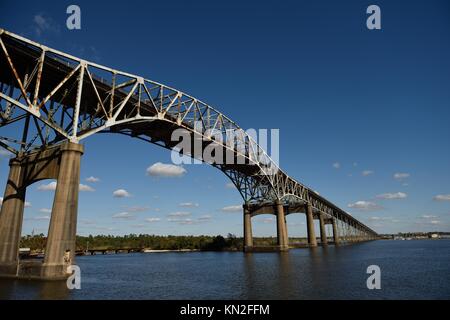 Calcasieu River Bridge oder Louisiana Memorial World war II Bridge mit blauem Himmel in der Nähe von Lake Charles, Louisiana Stockfoto