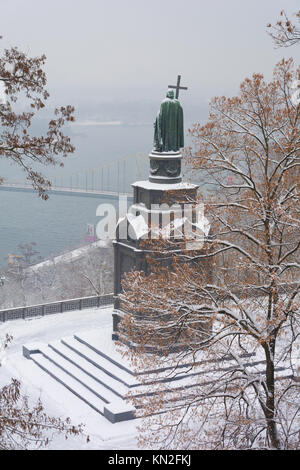 Kiew, Ukraine - Dezember 2, 2016: Die majestätischen Denkmal für Prinz Wladimir im Winter kalt, Kiew, Ukraine Stockfoto