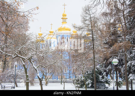 Kiew, Ukraine - Dezember 2, 2016: St. Michael's Cathedral im Winter kalt, Kiew, Ukraine Stockfoto