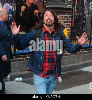 NEW YORK, NY - 20. Mai: Alec Baldwin kommt für die abschließende Episode der "Late Show mit David Letterman' an der Ed Sullivan Theater am 20. Mai 2015 in New York City People: Dave Grohl Stockfoto