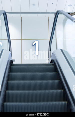 Leere Rolltreppe in modernes Gebäude Stockfoto