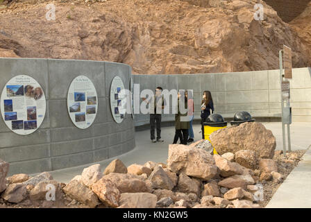 Asiatische Touristen, Pat Tillman - Mike O Callaghan Memorial Bridge, Nevada, USA. Stockfoto