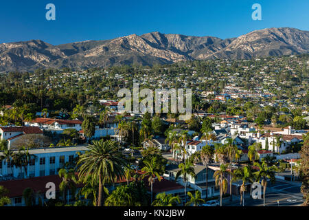 Luftaufnahme von Santa Barbara, kalifornischen Vierteln mit Blick auf das Viertel Riviera. Stockfoto