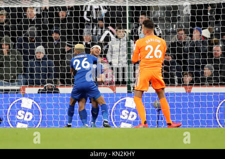 Von Leicester City Riyad Mahrez (Mitte) feiert Newcastle United Ayoze Perez (nicht abgebildet) zählen ein Eigentor während der Premier League Match im St James' Park, Newcastle. Stockfoto