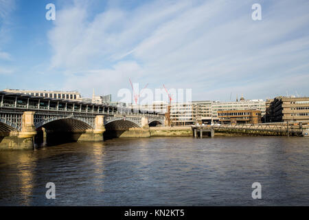 Blackfriars Railway Bridge über die Themse Bankside London Vereinigtes Königreich Stockfoto