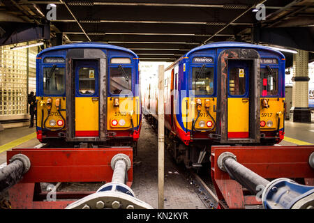 Zwei südwestlichen Bahn Nahverkehrszüge bei Waterloo Station London Stockfoto