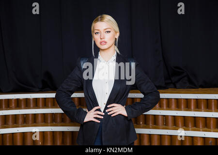 Schöne blonde Geschäftsfrau mit geschwollenen Lippen an loft Büro in Anzug. Geschäftskonzept. Stockfoto