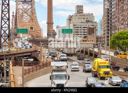 New York, USA - 26. Mai 2017: Verkehr am Ausgang des Ed Koch Queensboro Bridge, zwischen 59th und 60th Street. Stockfoto