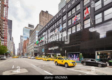 New York, USA - 26. Mai 2017: Yellow Cabs vor dem Bloomingdale Kaufhaus, von Macy's, Inc. geparkt Stockfoto