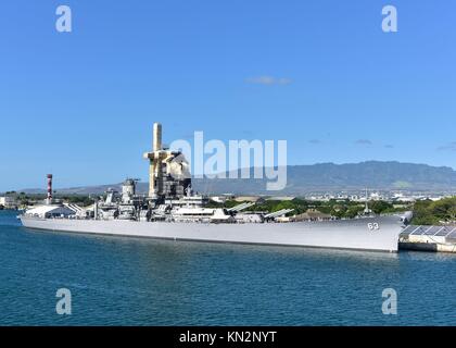 Die US-Marine der nimitz-Klasse Flugzeugträger USS Nimitz die uss battleship Missouri Memorial, wie es die gemeinsame Basis Pearl Harbor fährt - hickam November 29, 2017 in Pearl Harbor, Hawaii. (Foto von Emily Johnston über planetpix) Stockfoto