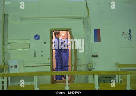 NASA International Space Station Expedition 54-55 Hauptbesatzungsmitglieder der japanische Astronaut Norishige Kanai von der japanischen Raumfahrtbehörde JAXA (links) und der amerikanische Astronaut Scott Tingle trafen während der abschließenden Qualifizierungsprüfungen vor dem Start im Gagarin Cosmonaut Training Center am 28. November 2017 in Star City, Russland, in einem Raumstationssimulator. (Foto von Elizabeth Weissinger über Planetpix) Stockfoto