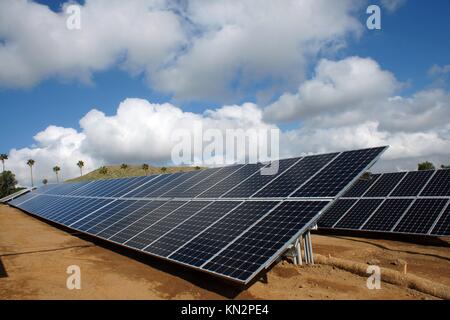 Reihen von Boden-mount Solarstrom PV-Module installiert sind, 23. März 2017 in jurupa Valley, Kalifornien. (Foto von Janet Kauf über planetpix) Stockfoto