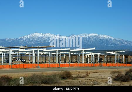 Eine solare Schatten struktur von solar-powered Panels ist im Ben Clark Training Center Januar 12, 2016 in Riverside, Kalifornien installiert. (Foto von Janet Kauf über planetpix) Stockfoto