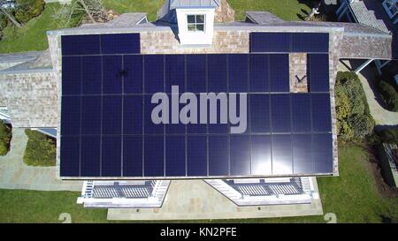 Luftaufnahme von Sunpower Photovoltaik Solar Panels auf einem Residence Januar 26, 2015 Dennis, Massachusetts. (Foto von Todd druskat über planetpix) Stockfoto