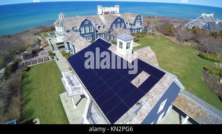 Luftaufnahme von Sunpower Photovoltaik Solar Panels auf einem Residence Januar 26, 2015 Dennis, Massachusetts. (Foto von Todd druskat über planetpix) Stockfoto