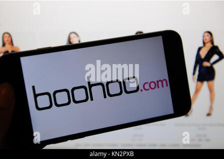 Die Boohoo.com Logo ist auf ein Telefon und die webstite boohoo.com auf einem Bildschirm gesehen Stockfoto