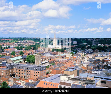 Norwich City und Kathedrale mit umliegenden Landschaft in der Ferne, Norwich. Norfolk, England, Vereinigtes Königreich Stockfoto