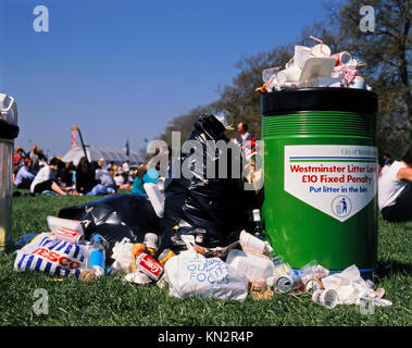 London Mülltonne voll bis randvoll mit Essen und Trinken Müll, City of Westminster, London, England, Großbritannien Stockfoto